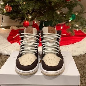 WMNS AIR JORDAN 1 MID SE